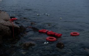 Grško obalno stražo obtožujejo, da meče migrante v Sredozemsko morje