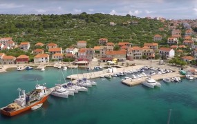 Na hrvaškem otoku razkačeni prebivalci blokirali pristanek trajekta s turisti