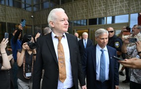 Assange po priznanju krivde odpotoval domov v Avstralijo