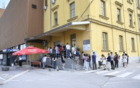 Na Upravni enoti Ljubljana se danes čaka tudi po več ur; spet vzpostavili naročanje