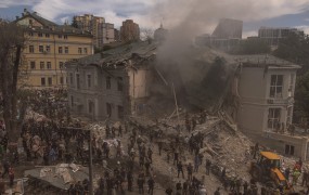 Ruska raketa razdejala otroško bolnišnico v Kijevu