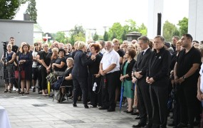 Golob, Pirc Musarjeva in številni znani Slovenci na pogrebu Anite Ogulin (FOTO)