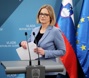Ministrica Ajanović Hovnik: Nisem naredila nič nezakonitega, ne bom odstopila