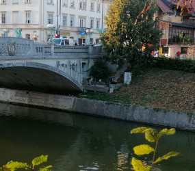 Srhljivo odkritje pod Zmajskim mostom: 27-letnik je bil že mrtev, 32-letniku so rešili življenje