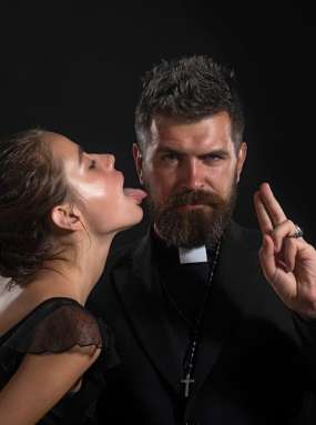 Konec celibata: izstopi duhovnikov, ki bolj ljubijo ženske kot cerkev