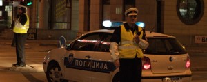 Grozljivka na srbski avtocesti: z mostu priletel na avto in pred avtobus?