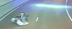VIDEO: Motorista zadel neobičajen leteč predmet
