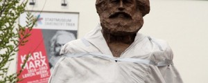 FOTO in VIDEO: 2-tonskega Karla Marxa bodo pred "vandali" vse noči ščitili policisti