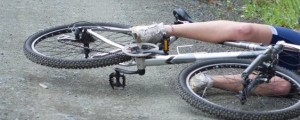 Pri Lendavi huje poškodovana kolesarka, policija išče priče