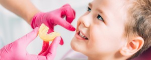 Starše šokirali z datumom prvega pregleda pri ortodontu