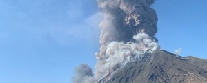FOTO in VIDEO: V Italiji izbruhnil vulkan in zahteval žrtev, turisti v strahu skakali v morje