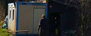 Bivalni kontejner v Trdobojcih je že več let dom dveh bratov