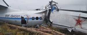 FOTO: Letalo se je prelomilo na pol, umrlo 15 ljudi
