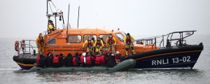 Francoski ribiči opazili trupla mrtvih migrantov in nezavestnih ljudi v vodi