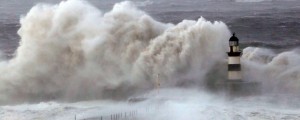 VIDEO: Hudo neurje prizadelo britansko otočje. Voda s slapov ''pada'' navzgor