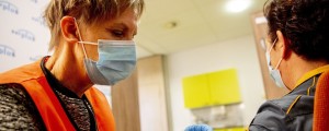 Minister Poklukar: »Če bi bili danes vsi cepljeni, bi imeli v enotah intenzivne terapije 50 bolnikov«