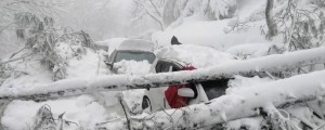 VIDEO: Med 16 in 19 ljudi zmrznilo v avtomobilih zaradi blokirane zasnežene ceste