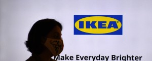 Ikea bo necepljenim delavcem znižala nadomestilo za bolniško odsotnost