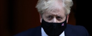 Johnson z napadi na BBC rešuje lastno kožo