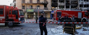 FOTO: Atene pretresla silovita eksplozija, poškodovane so tudi 200 metrov oddaljene zgradbe