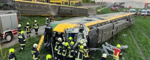 FOTO: V iztirjenju potniškega vlaka umrla ena oseba, še 13 poškodovanih
