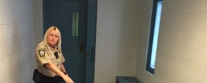 VIDEO: Paznica si je po pobegu z zapornikom sodila sama