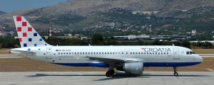 Luknja na hrvaškem letalu posledica mehanskega udarca