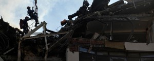 FOTO in VIDEO: V ruševinah raketiranega bloka v Kijevu ujetih več ljudi