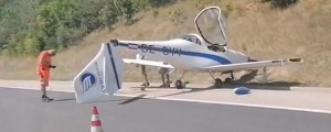 FOTO: Pozor, na gorenjski avtocesti zasilno pristalo letalo!