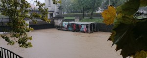 FOTO: Vesoljni potop v Ljubljani; pri Cukrarni uničena barčica in odtrgan pomol