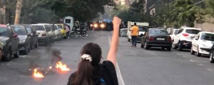 VIDEO in FOTO: V množičnih protestih v Iranu ženske zažigajo naglavne rute in si strižejo lase