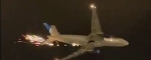 VIDEO: Ko je letalo vzletelo, se je iz njega začelo iskriti