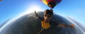 VIDEO: Sprehodil se je čez vrv, napeto med balonoma 1,9 kilometra nad tlemi
