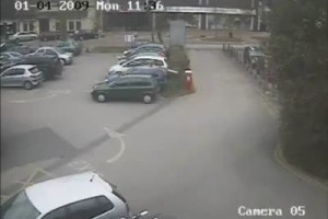 VIDEO: Ko zapornica namaha avto