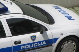 Policisti prijeli voznika s petimi migranti v avtomobilu