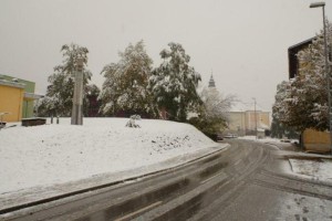 AVDIO: Meja sneženja se spušča, ponekod toča in sodra