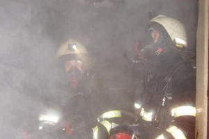 Gasilci posredovali v večstanovanjski stavbi in zaradi požara vozila