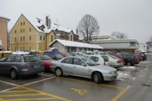 FOTO: Komunali spodrsnilo na glavnem parkirišču 