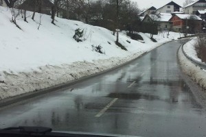 FOTO: Pločniki zasneženi, otroci po cesti