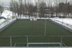 FOTO: Čistili sneg z nogometnega igrišča