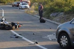 Motoristka pri padcu utrpela hude poškodbe
