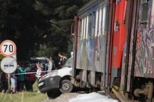 FOTO: Tragičen nalet vlaka na kombi