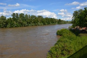 Na Muri nasedel brod, posadko in potnike so reševali gasilci