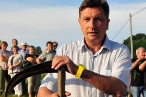 Borut Pahor je na košnji na Primorskem začutil, da ni več dežurni krivec