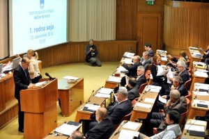 Državni svetniki do nadaljnjega brez sejnin