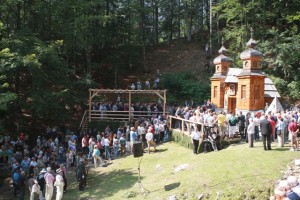 V Janševem kabinetu zanikajo postavljanje zahtev glede govorcev pri Ruski kapelici
