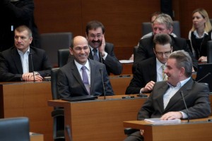 Janša lahko računa na 52 glasov - podpirajo ga SDS, DLGV, DeSUS, NSi in manjšini
