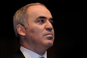 Gari Kasparov se vrača za šahovnice