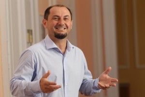 GGM ohranil stolček, izgubil pa službeni avto; pijansko vožnjo naj bi mu »nekdo elegantno serviral«