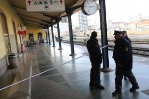 Obračun z nožem na železniški postaji, najstnik David v kritičnem stanju (FOTO)